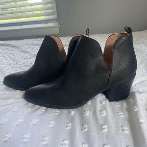 LOLA BOOTIE Journee Collection shoes